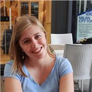 Joven estudiante da clases de inglés y ciencias naturales y sociales en inglés